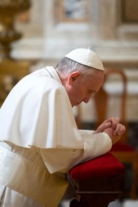 Pape-François-en-prière
