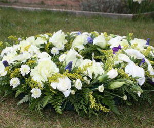 bouquet de fleurs déposé sur l'herbe