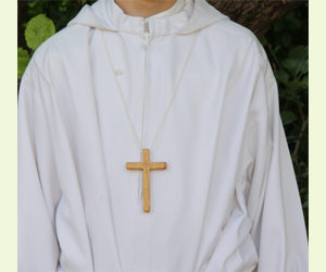 croix sur aube blanche
