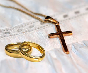 robe de bapteme avec une croix et des alliances en or