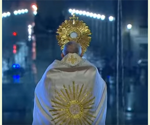 pape françois portant saint sacrement
